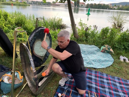 Andrej Massaro mit Gong