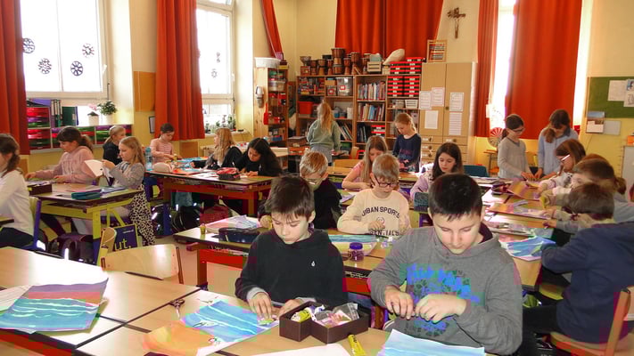 Fleißige Kinder beim Malen