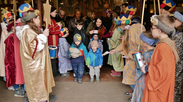 Dienstag (vierter Tag), Sternsinger Messe - Sternsinger beim Ausgang