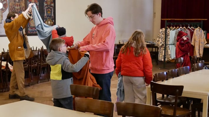 Sonntag (zweiter Tag), Umziehen im Pfarrsaal