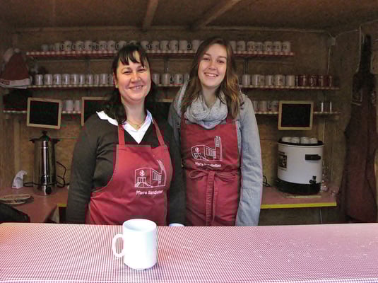 Zweiter Adventsonntag nach der Messe, das Punschhüttenteam