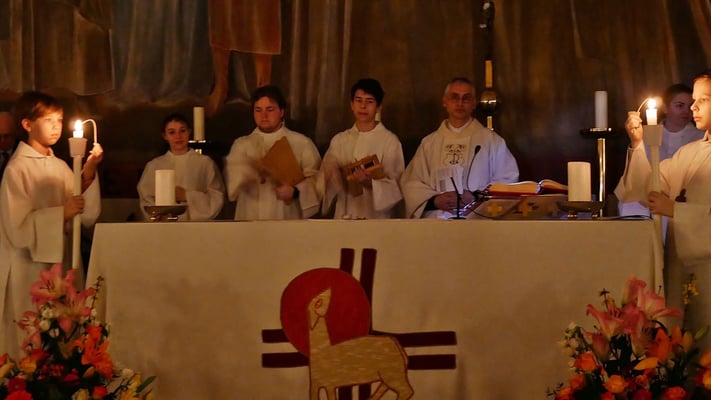 Auferstehungsfeier am Ostersonntag  um 5:00 Früh, Ratschen beenden die 3-tägige Trauer