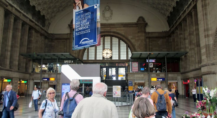 Freitag: Hautbahnhof von Leipzig, nach dem zweiten Weltkrieg neu errichtet und heute der zweitgrößter Kopfbahnhof der Welt