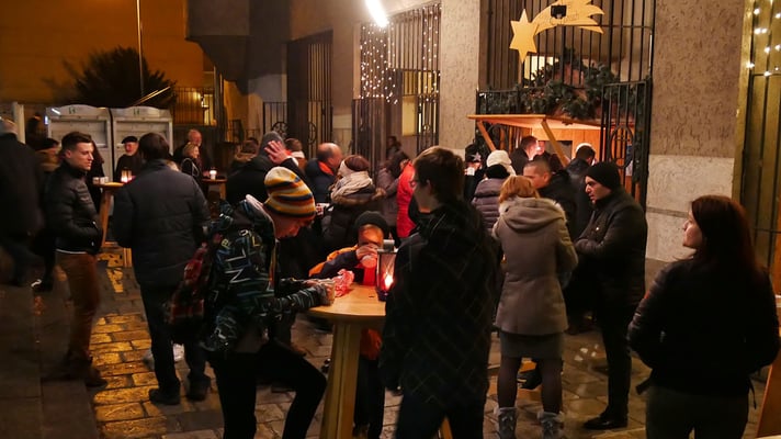 Punschhütte nach der Christmette (am vierten Adventsonntag)