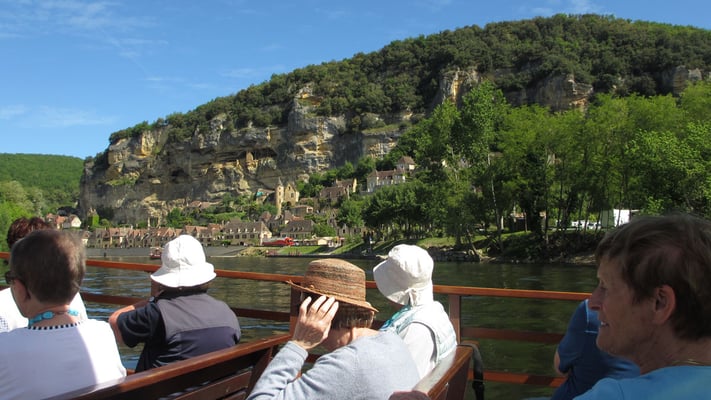 Dienstag: Bootsfahrt auf der Dordogne mit Blick auf die bewohnte Felswand von Roque Gageac (2 von 2)