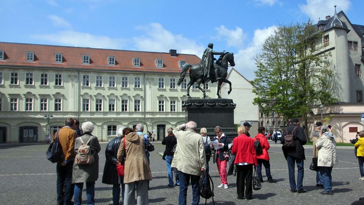 Dienstag: Reiterdenkmal auf dem Rathausplatz in Weimar