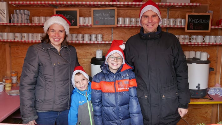 Zweiter Adventsonntag, Familie Schmaus-Kos als Punschhüttenteam