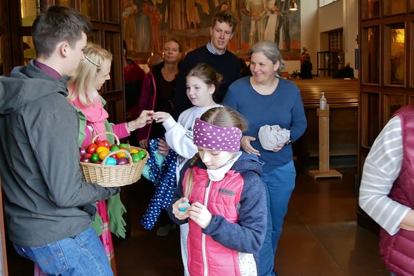 Auferstehungsfeier um 5:00 Früh, Messbesucher bekommen geweihte Ostereier beim Verlassen der Kirche.