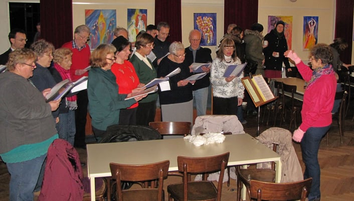 Erster Adventsamstag, der Kirchenchor singt bei schlechtem Wetter im Saal