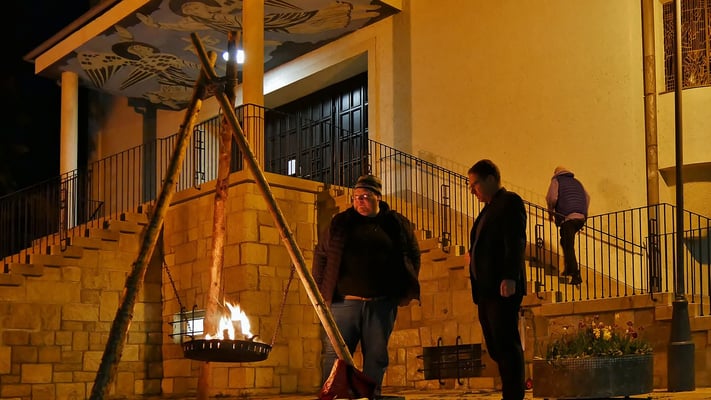 Auferstehungsfeier um 5:00 Früh, Osterfeuer vor der Kirche.