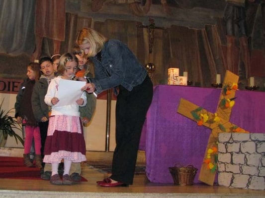 Vorstellung der Erstkommunionskinder 2011: Sechs Erstkommunionkinder lasen die Fürbitten.