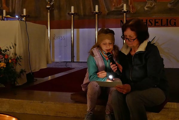 Auferstehungsfeier um 5:00 Früh, "Warum..." fragt das Kind die Mutter.