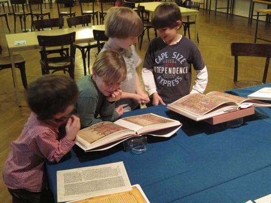 Erstkommunion Vorbereitung, 14.März 2011: An diesem Tag ist das Thema "Wir hören von Jesus". Wir schauten uns viele Beispiele von alten Bibeln an.