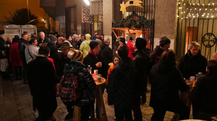 Punschhütte nach der Christmette (am vierten Adventsonntag)