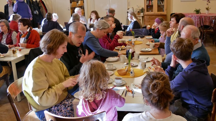 Osterfrühstück im Pfarrsaal.