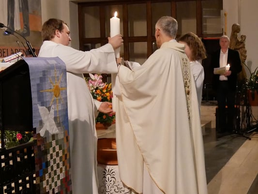 Auferstehungsfeier am Ostersonntag  um 5:00 Früh, Os­ter­ker­ze wei­hen und Tauf­ver­sprech­en er­neu­ern