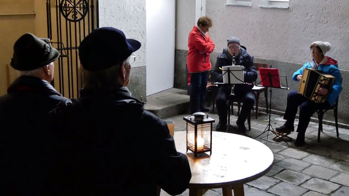 Zweiter Adventsamstag, adventliche Volksmusik mit Ziehharmonika und Klarinette.