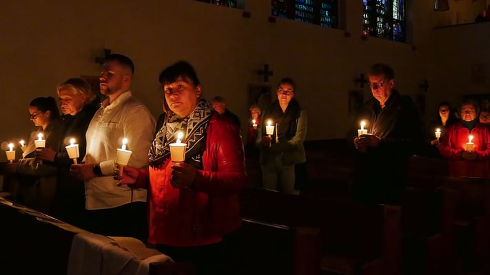 Auferstehungsfeier um 5:00 Früh, Gemeinde mit erleuchteten Osterkerzen.