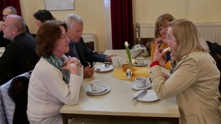 Osterfrühstück im Pfarrsaal.