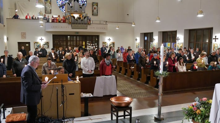 Auferstehungsfeier um 5:00 Früh, Blick in den Kirchenraum.