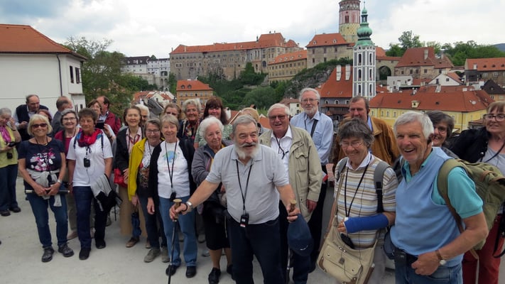 Montag: Gruppenfoto beim Schloss Krumau