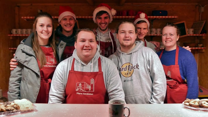Die Jugend als Punschhütten Team am zweiten Adventsamstag.