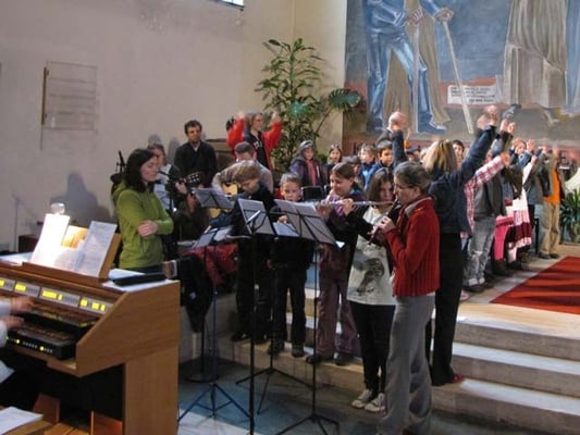Vorstellung der Erstkommunionskinder 2011: Der Kinderchor begleitete musikalisch durch die Messe.