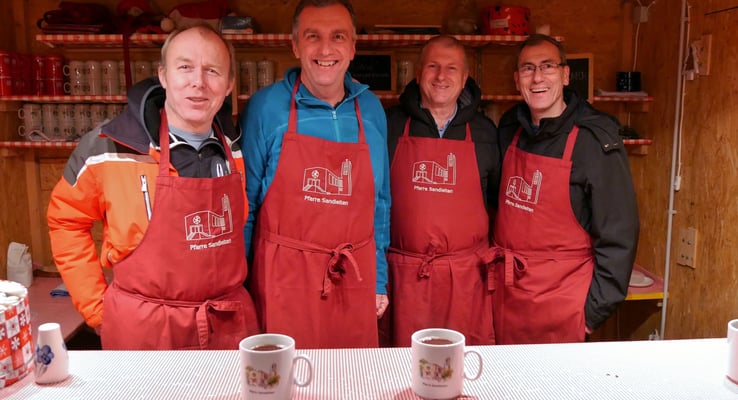 Punschütten-Team am vierten Adventsamstag ("Männer Pastoral" Team)