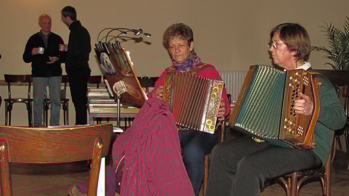 Erster Adventsamstag, Edith Putz und Chrisl Meixner auf der Ziehharmonika