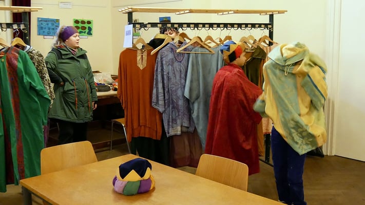 Dritter Tag, Königsgewänder anziehen