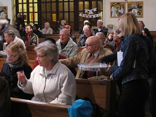 Vorstellung der Erstkommunionskinder 2011: Das Wasser wurde auch an die Messbesucher in den Bänken ausgeteilt.