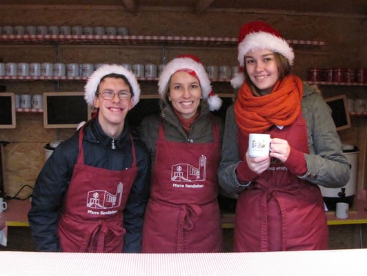 Erster Adventsonntag nach der Messe, das Punschüttenteam