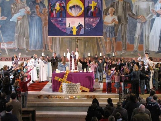 Vorstellung der Erstkommunionskinder 2011: Zum Vater Unser sind alle um den Altar versammelt