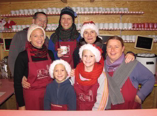 Erster Adventsamstag, das Punschüttenteam.