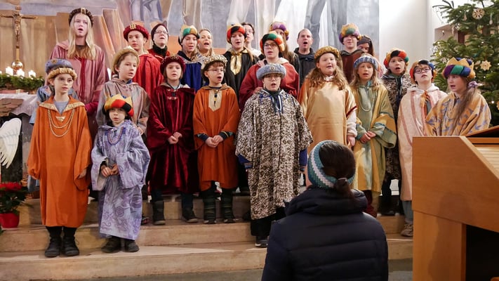 Dienstag (vierter Tag), Sternsinger Messe - Sternsinger am Altar