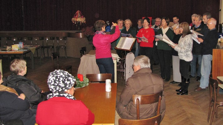 Erster Adventsamstag, der Kirchenchor singt im Saal