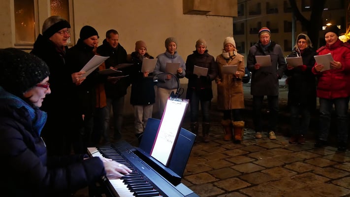 Dritter Adventsamstag, der Quo-Vadis Chor begleitet von Kathi Cerny am Keyboard