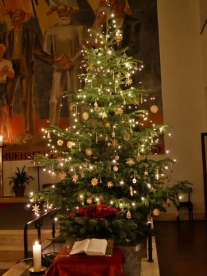 Christmette, Christbaum rechts vom Altar