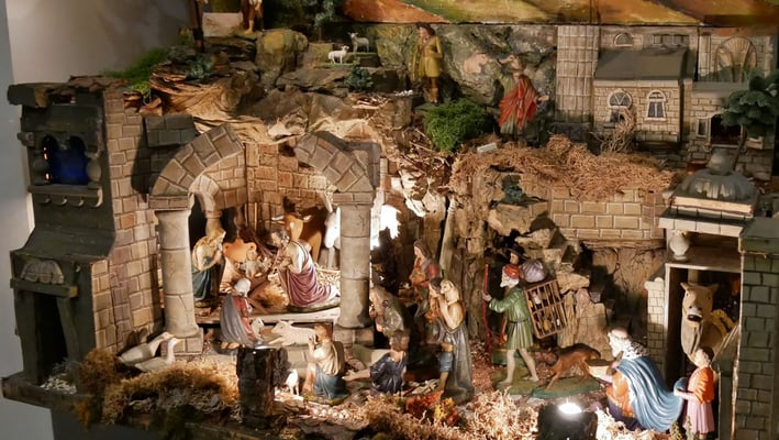 Christmette, Krippe hinten in der Kirche 