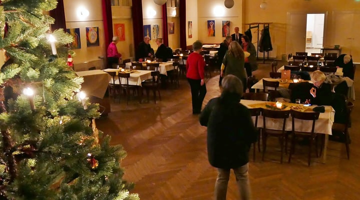 Agape im Pfarrsaal nach der Christmette