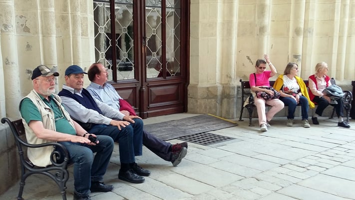 Montag: Warten vor der Turmbesteigung im Schloss in Hruboka