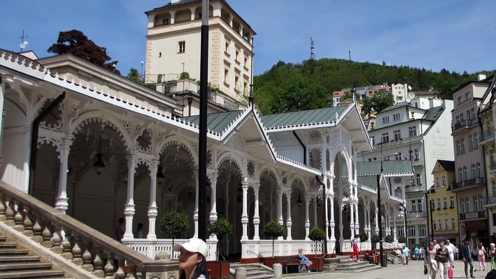 Sonntag: Kolonnaden mit seinen 14 Heilquellen im Kurort Karlsbad