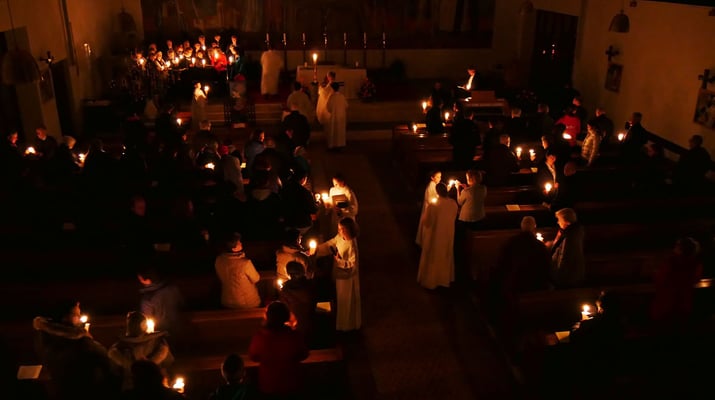 Auferstehungsfeier am Ostersonntag  um 5:00 Früh, Osterlicht an die Gemeonde weitergeben