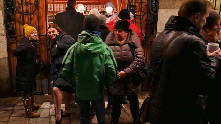 Punschhütte nach der Christmette (am vierten Adventsonntag)