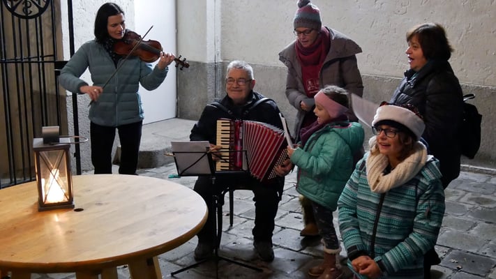Dritter Adventsamstag, Advent- und Weihnachtslieder zum Mitsingen begleitet mit Ziehharmonika und Violine.