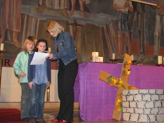 Vorstellung der Erstkommunionskinder 2011: Am Beginn der Messe bringen die Kinder die Bußgedanken.