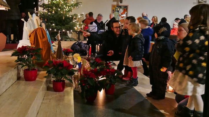 Kindermette, Krippe vor dem Altar