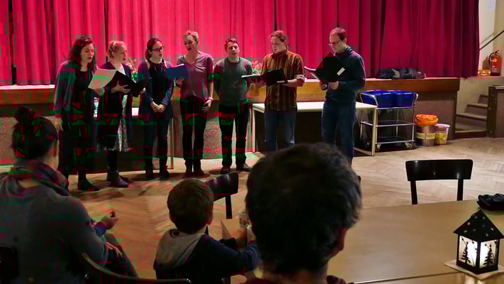 Vierter Adventsamstag, der a-capella Chor "Halbkreis" singt Advent- und Weihnachtslieder.