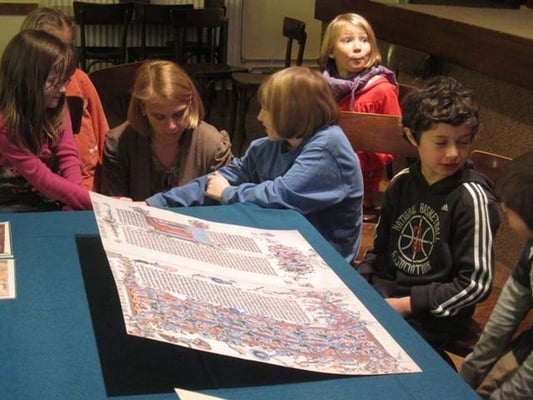 Erstkommunion Vorbereitung, 14.März 2011: Martha geht auf Fragen ein und führt über zur nächsten Aufgabe, den Kinderbibeln.