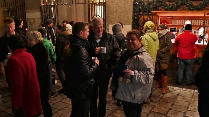 Punschhütte nach der Christmette (am vierten Adventsonntag)